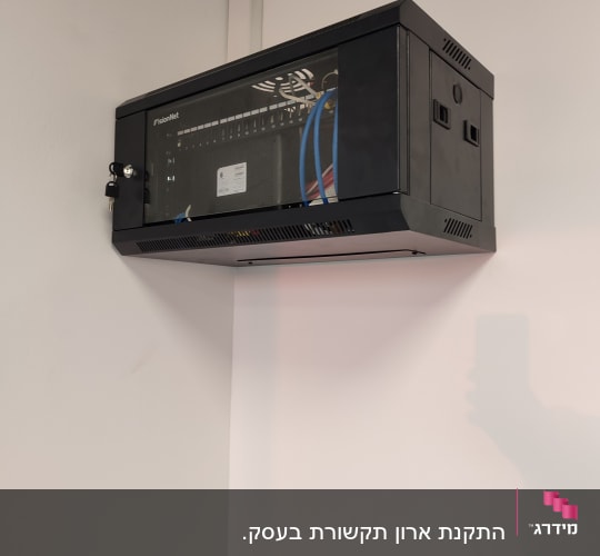 ארון תקשורת עם כבלים כחולים ואדומים